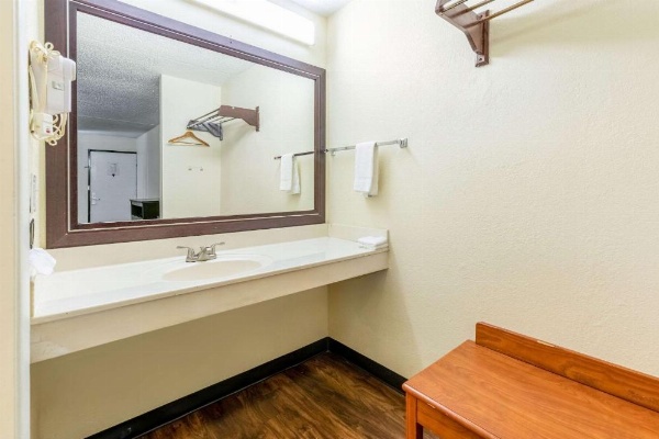 Econo Lodge Knoxville image 17